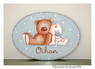 placa de puerta infantil oso con bebé apoyado nombre Ohian babydelicatessen