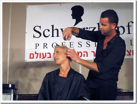 יאיר מנדל מדגים את מראה הרוקיסטית