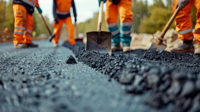 rua calçada construção trabalhar Obra em rua com calçada em construção
