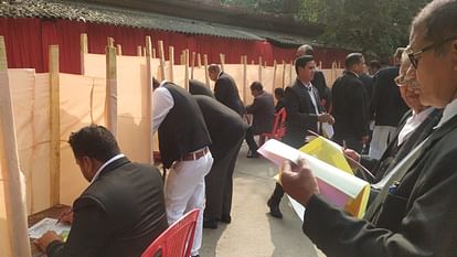 प्रयागराज में जिला अधिवक्ता संघ चुनाव के लिए मतदान शुरू