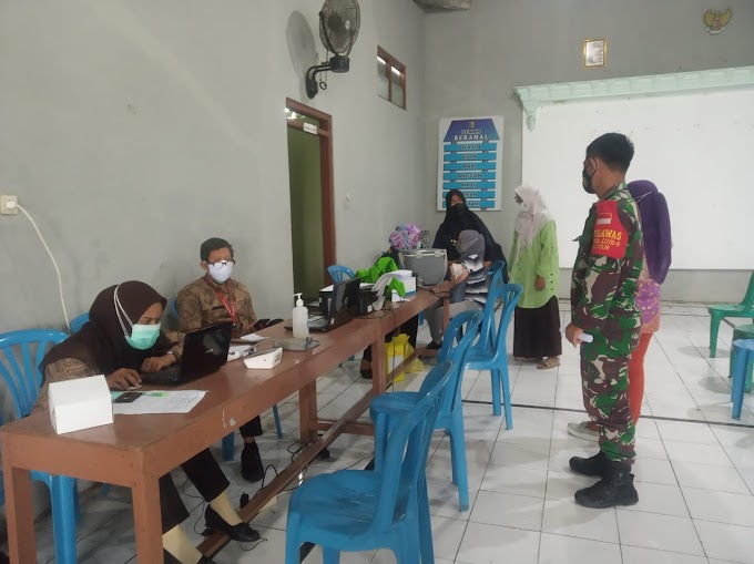 Dampingi Vaksinasi, Babinsa Jamus Koramil 12/Mranggen Ajak Warga Untuk Tidak Takut Divaksin   