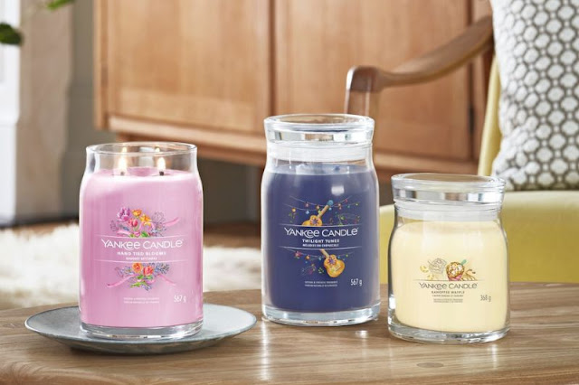 yankee candle été 2023, yankee candle 2023, yankee candle summer 2023, yankee candle, nouveaux parfums yankee candle 2023, bougie yankee candle, bougie été, yankee candle art in the park, yankee candle banoffee waffle, yankee candle twilight tunes, yankee candle hand tied blooms, yankee candle signature, bougie yankee candle 2 mèches, blog bougie