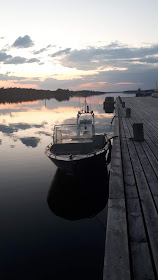 Vene laiturissa auringonlaskussa.