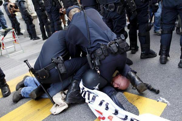 Juzgan a tres activistas republicanos en España en medio de una crisis de la Monarquía que no deja de agravarse