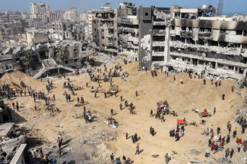 Palestinos voltam ao hospital Al-Shifa após as forças de Israel terem se retirado do local | Foto: EFE/EPA/MOHAMED HAJJAR