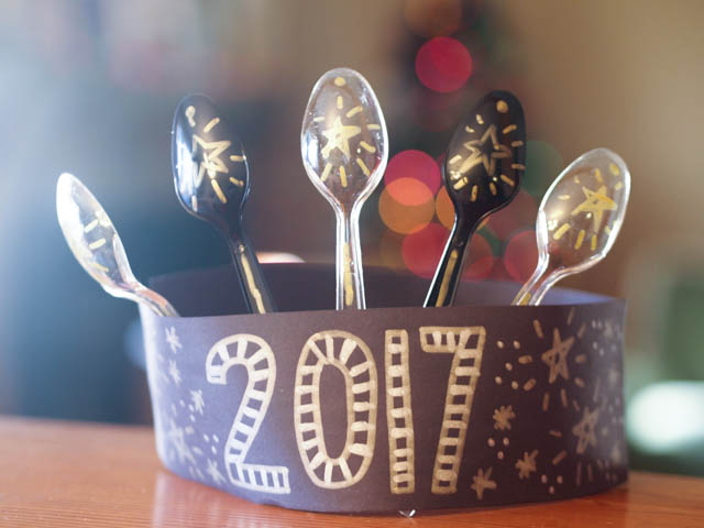 how to make plastic spoon new year crowns- super fun and easy kids craft