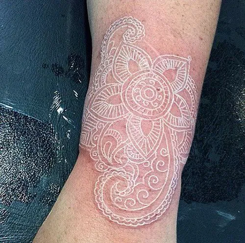 tatuaje de tinta blanca