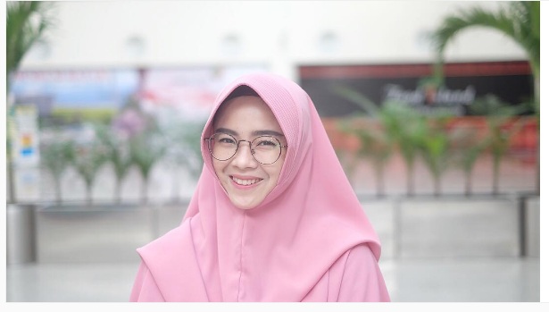 foto ressa rere dengan hijab syari berwarna pink