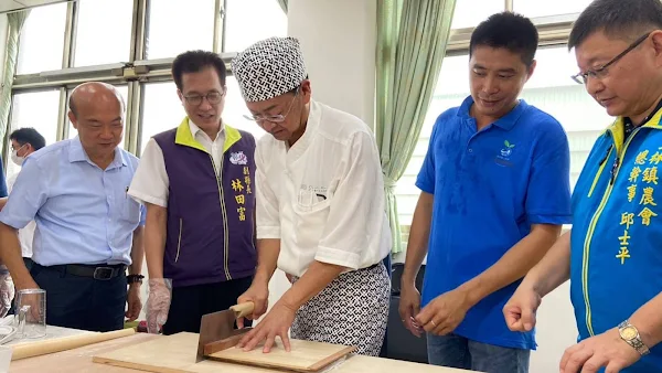 ▲二林手打蕎麥麵教室啟用揭牌開幕，二林鎮農會、二林斗苑休閒農業區發展協會邀請日本五段級蕎麥師傅示範製作蕎麥麵。（記者林明佑翻攝）