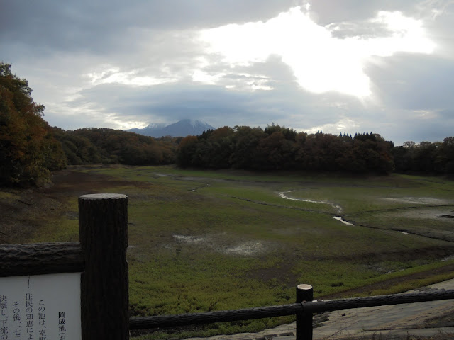 岡成池には水がありませんでした