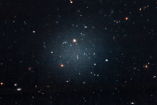materi-gelap-tidak-ditemukan-di-sebuah-galaksi-aneh-informasi-astronomi