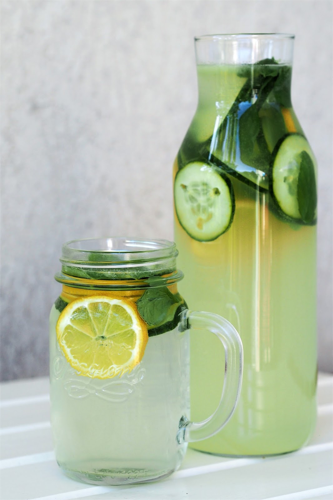 Lemoniada ogórkowo-cytrynowa z dodatkiem mięty.