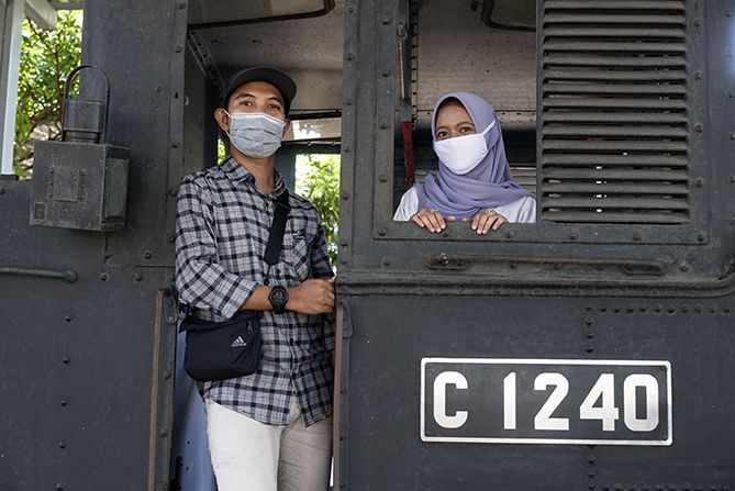 Sepasang remaja berfoto di Museum Kereta Api Ambarawa