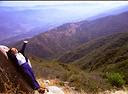 contemplando el paisaje desde la cima de un monte