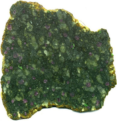 Salah satu contoh batuan peridotit, garnet lherzolit, yang ditemukan dalam bentuk xenolit dalam pipa kimberlit di Kimberley, Afrika Selatan bagian tengah. Warna hijau dominan dipengaruhi oleh olivin, sedangkan mineral berwarna merah diidentifikasi sebagai garnet