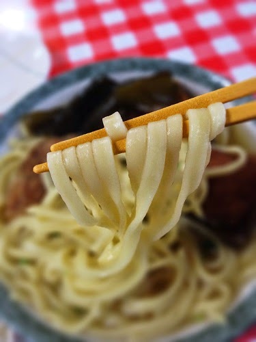 ソーキそばの麺の写真