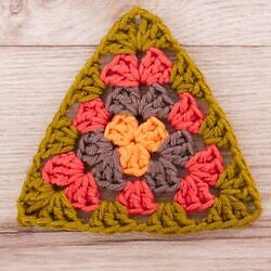 Triángulo sencillo a crochet