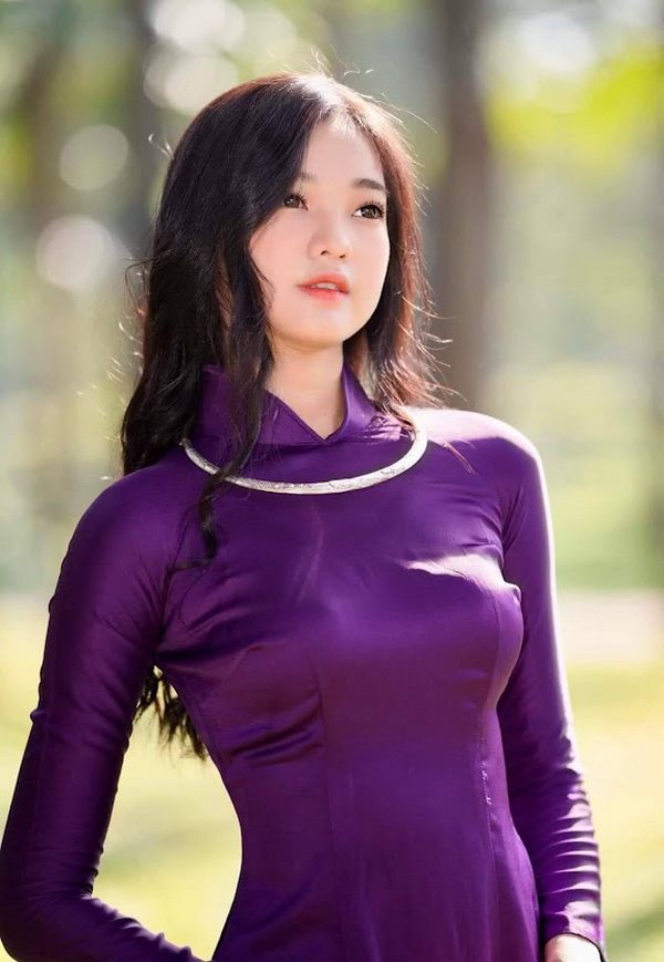 Thiếu nữ áo dài tím