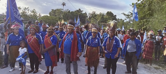 Diarak Ribuan Masa  20 Bacaleg Partai PAN  Mendaftar Ke KPU Sorong Selatan