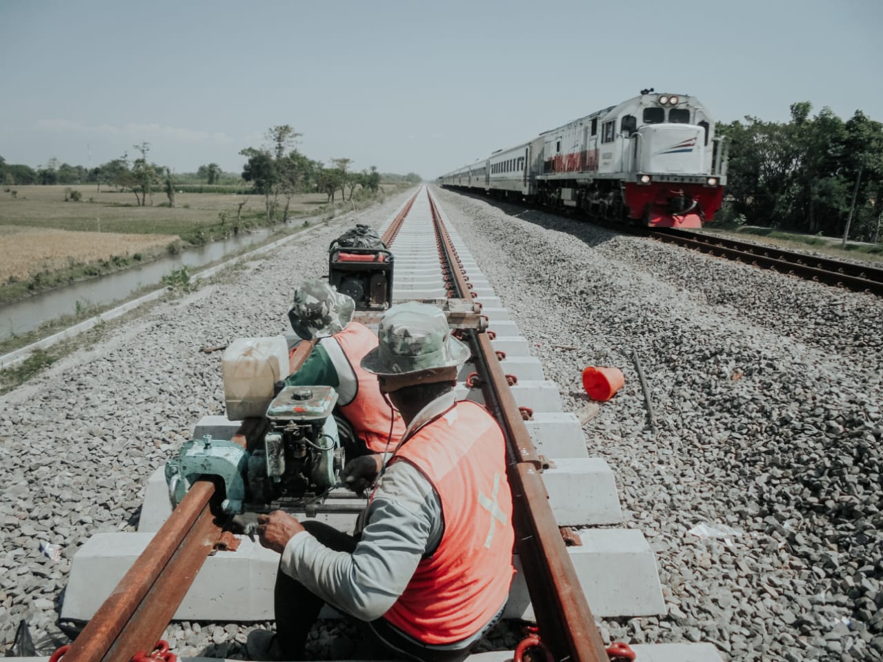  KOMPONEN  UTAMA DARI RANGKAIAN REL KERETA  API YUSRON SAYOGA