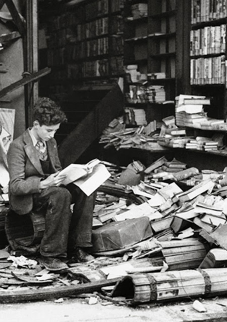 Книжный магазин в Лондоне, разрушенный воздушным налетом, 1940 г.