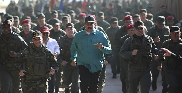 Caracas, Venezuela.– A punto de cumplirse dos meses de la proclamación del jefe del Parlamento, Juan Guaidó, como presidente encargado de Venezuela, una condición que ha sido reconocida por más de medio centenar de países, la Fuerza Armada Nacional Bolivariana (FANB) sigue centrando la mirada de todos. Sin muestra de fractura interna en público, la FANB es el centro de todos los cálculos en Venezuela.