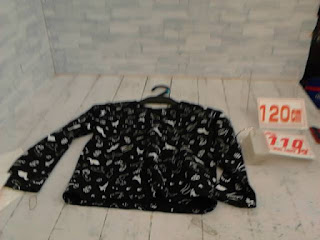 中古品　子供服　１２０ｃｍ　恐竜シルエットプリント　ブラック　長袖Ｔシャツ　１１０円