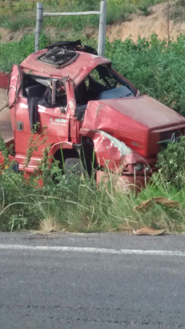 Caminhão carregado de batatinha, tombou na BA 130, estrada que liga Macajuba a Ruy Barbosa