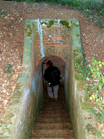 Entrant en un dels refugis antiaeris del Camp d'Aviació