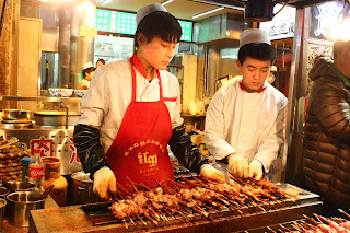 Nyárson sült birkahúst árulnak Xi'an muszlim utcján.