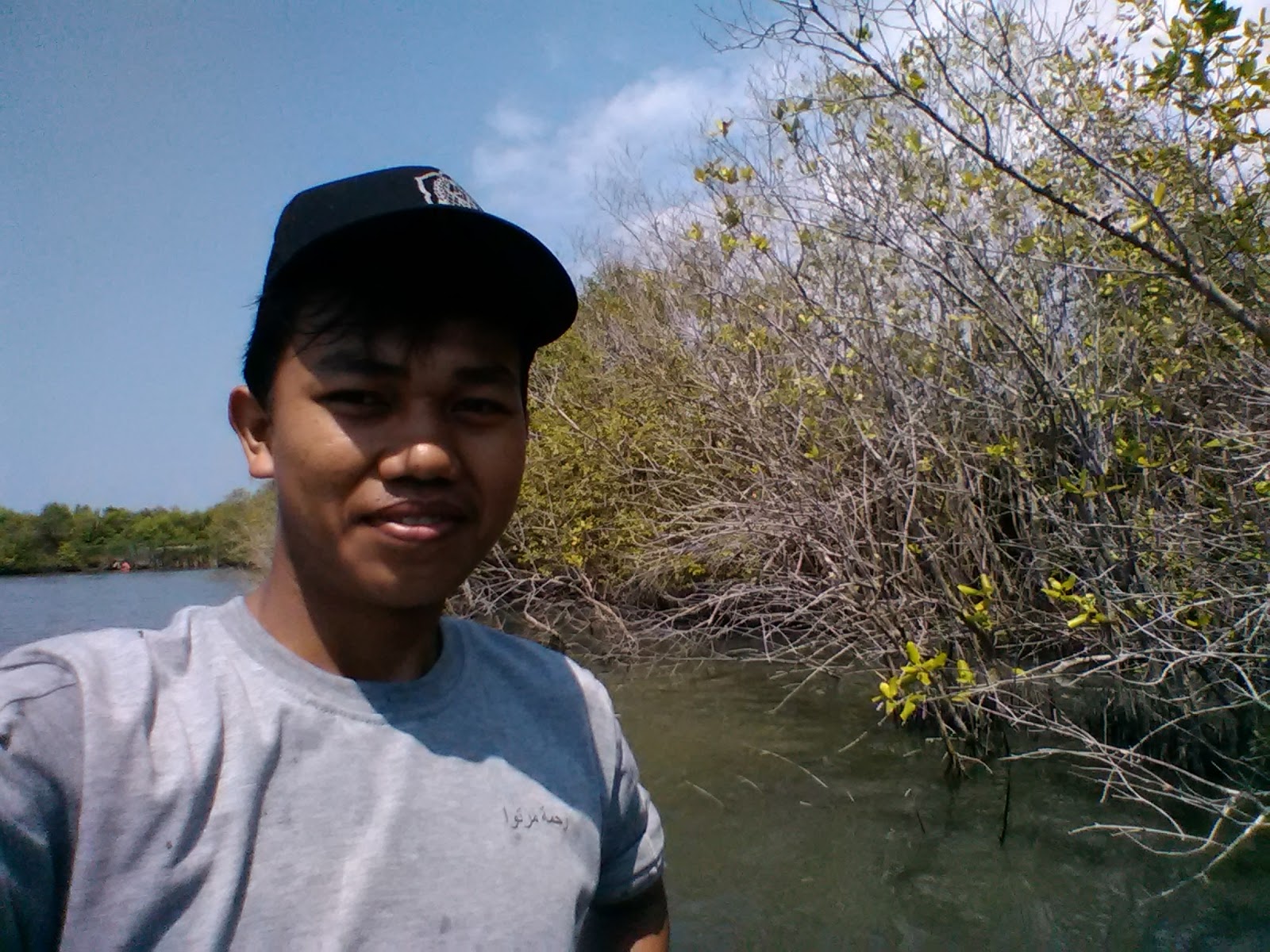 Saya sedang Selfi sebelum HP saya kecebur ke dalam air laut hiks hiks
