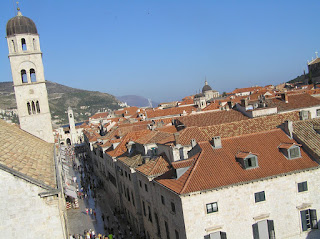 by E.V.Pita.... Dubrovnik (Croatia) city walk (1,5 hours) / por E.V.Pita.... Paseo por Dubrovnik (Croacia) en 1,5 horas ... http://thecrazytourist.blogspot.com/2012/03/dubrovnik-croatia-city-walk-15-hours.html 