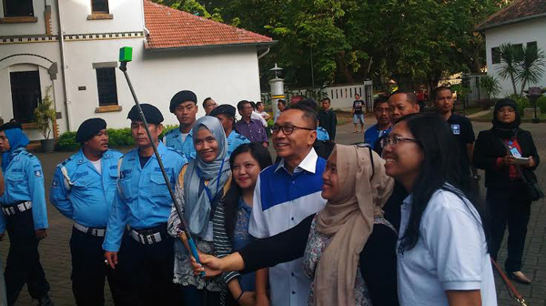 Kunjungi Lawang Sewu Ketua MPR Zulkifli Hasan Diajak Masyarakat Untuk Fhoto Bareng
