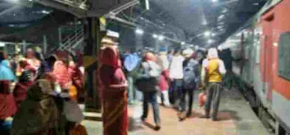 बरौनी जंक्शन पर प्रशासन महाकुंभ यात्री को नियंत्रित नहीं कर पाये।