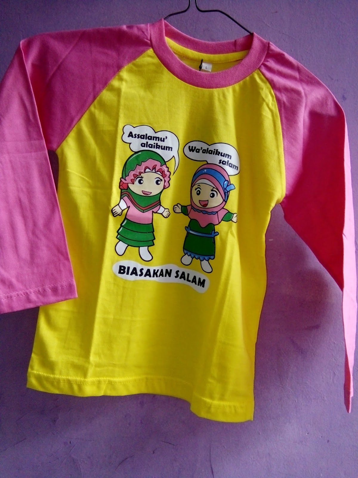 Kaos Karakter Anak Muslim  Biasakan Salam Kuning Pink 