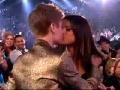 justin bieber and selena gomez kissing at the billboard awards 2011. Justin Bieber kissing Selena