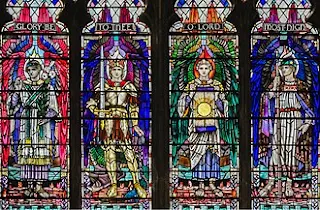 الملائكة الأربعة في التقاليد الأنجليكانية ، من اليسار إلى اليمين: غابرييل ، مايكل ، أوريل ، ورافائيل . نافذة زجاج ملون في هال مينستر .