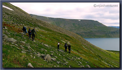 We_hike_along_the_mountainside