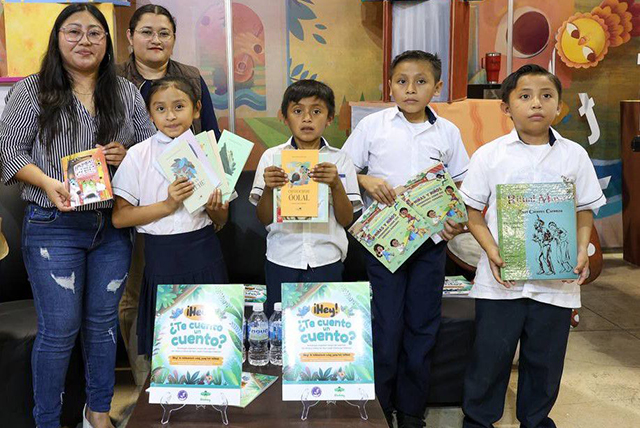 Presentan estudiantes libro, en maya y español, sobre vivencias y anécdotas en Chemax