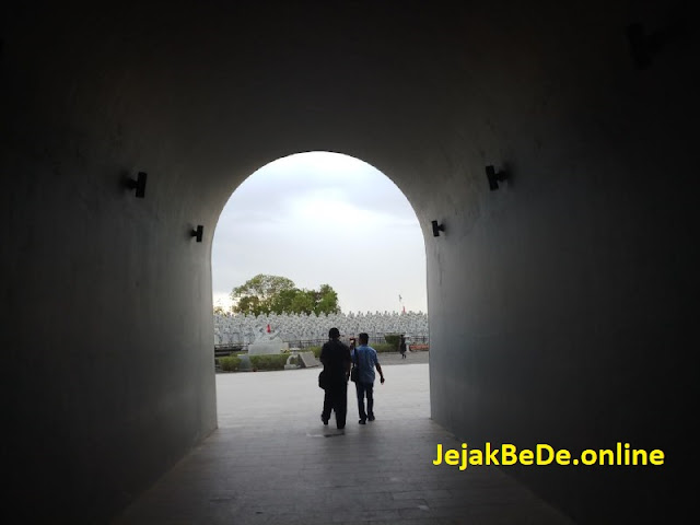 Lorong menuju Patung Seribu di Vihara Ksitigarbha Bodhisattva