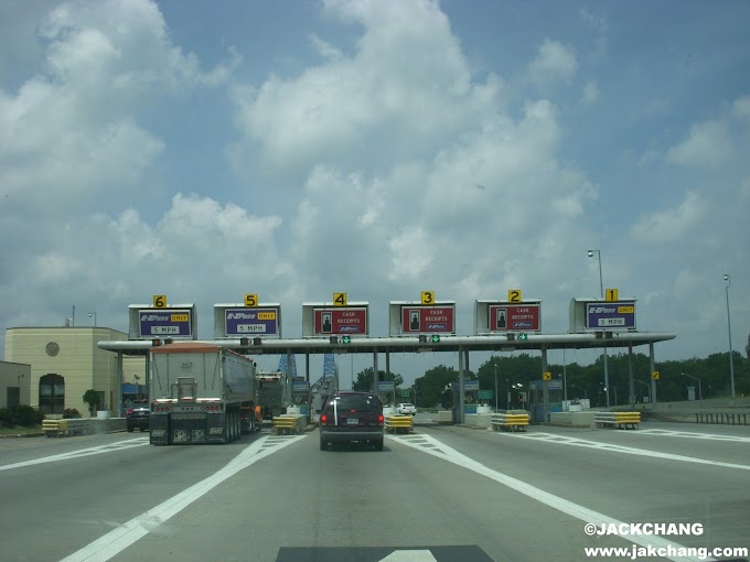 US-Canada Self-Driving Tour | Passing the US toll gate for the first time.