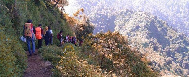 Arrive at the Songolikur Peak of Mount Muria