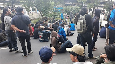 Blokir Jalan Srengseng Sawah, Mahasiswa Universitas Pancasila Tolak Sistem Paket SKS