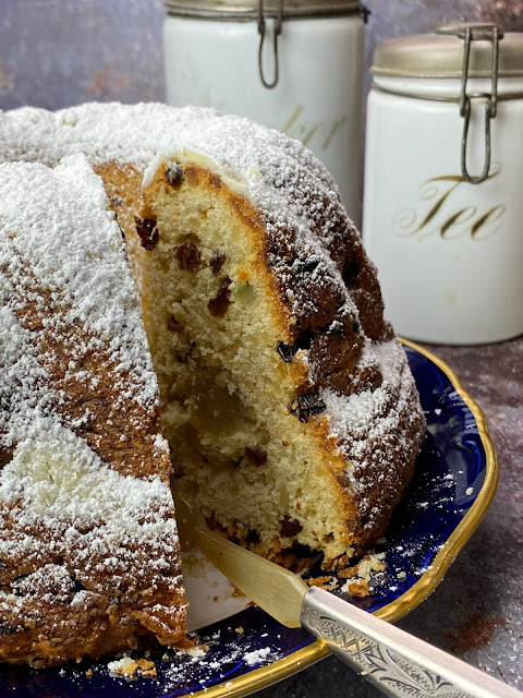 Gugelhupf mit Christstollen Teig und Marzipan