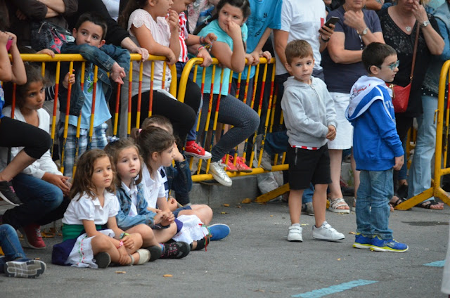 Amaia lleva hasta las fiestas de Llano las danzas vascas al aroma del chocolate de San Juan