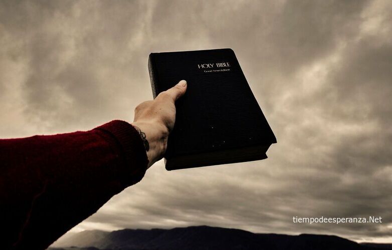Hombre mostrando Biblia