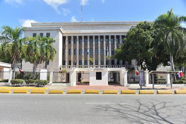 Más de 70 mil profesores participan en concurso docente del Minerd