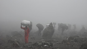 Grupo-de-porteadores-cargando-bultos-camino-a-Barafu-Hut