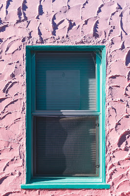 Ventana con las persianas cerradas