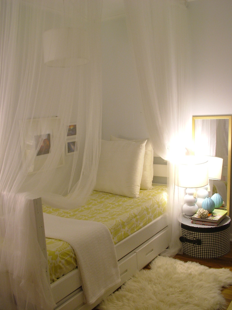 DECORATING A SMALL BEDROOM - HOW TO DECORATE A REALLY SMALL DORMITORY